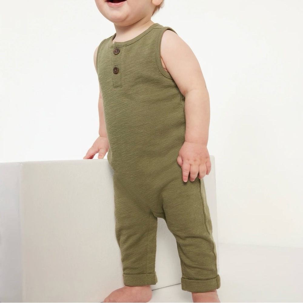 Old Navy Unisex Sleeveless olive green one piece size 6-12 months